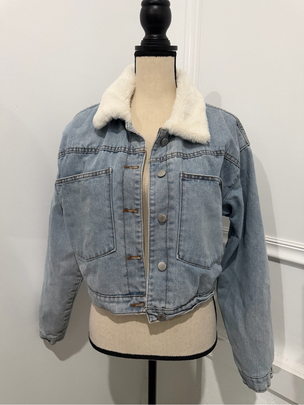 Vintage Cropped Light Blue Denim Jacket with White Sherpa Collar
